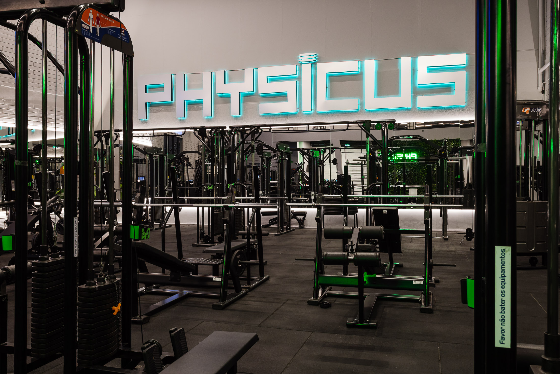 Salão de musculação com letreiro Physicus