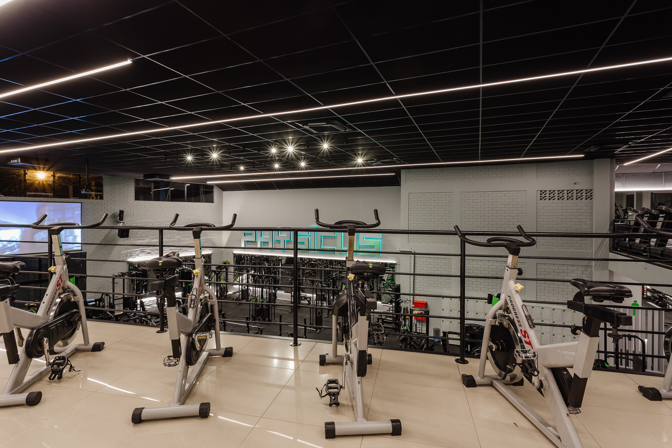 Bikes de spinning com vista para o salão principal