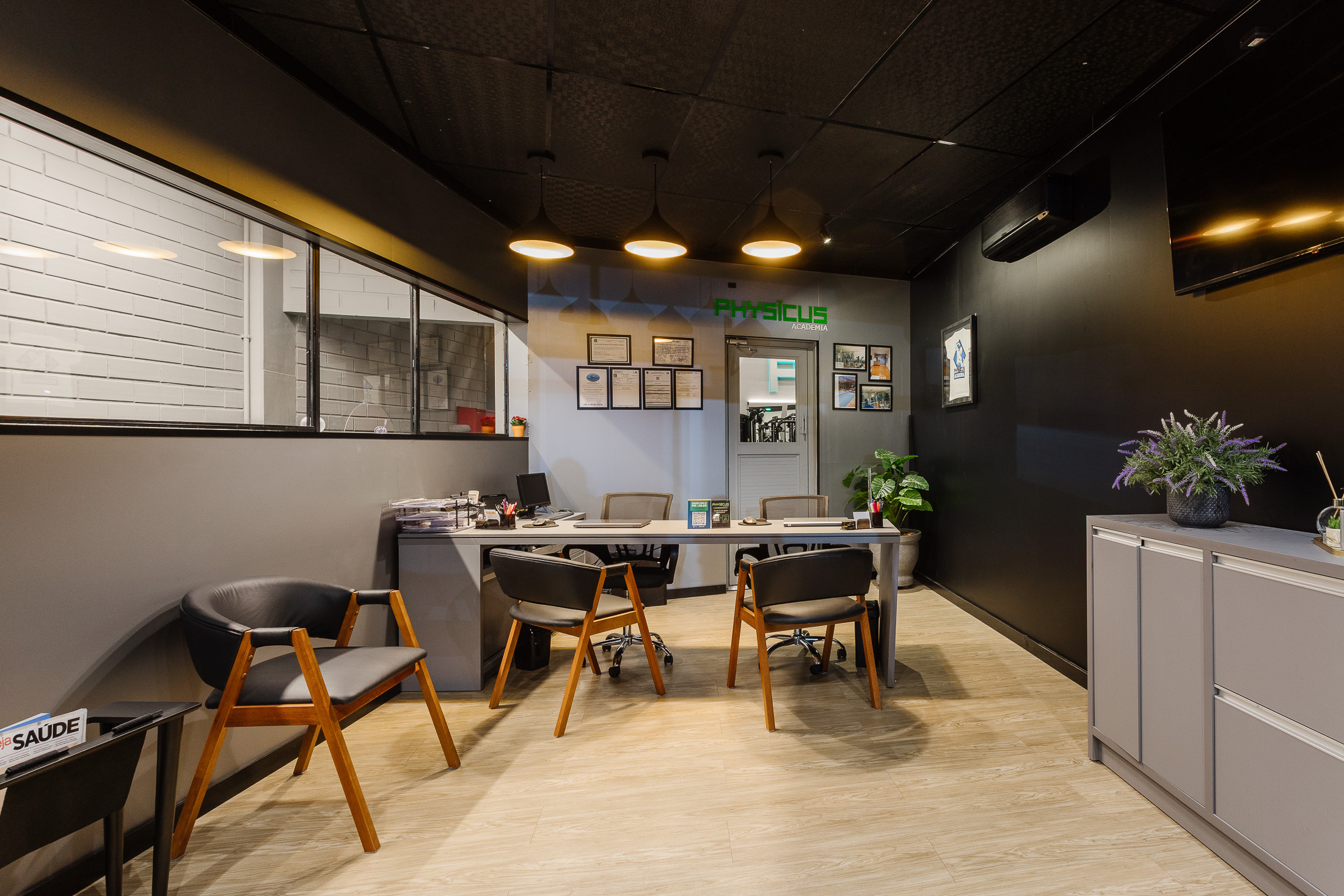 Sala de atendimento com mesa e logotipo