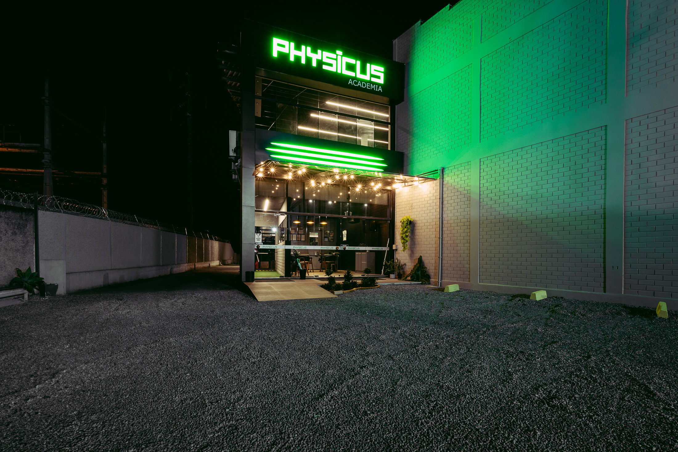 Entrada principal da Physicus iluminada à noite